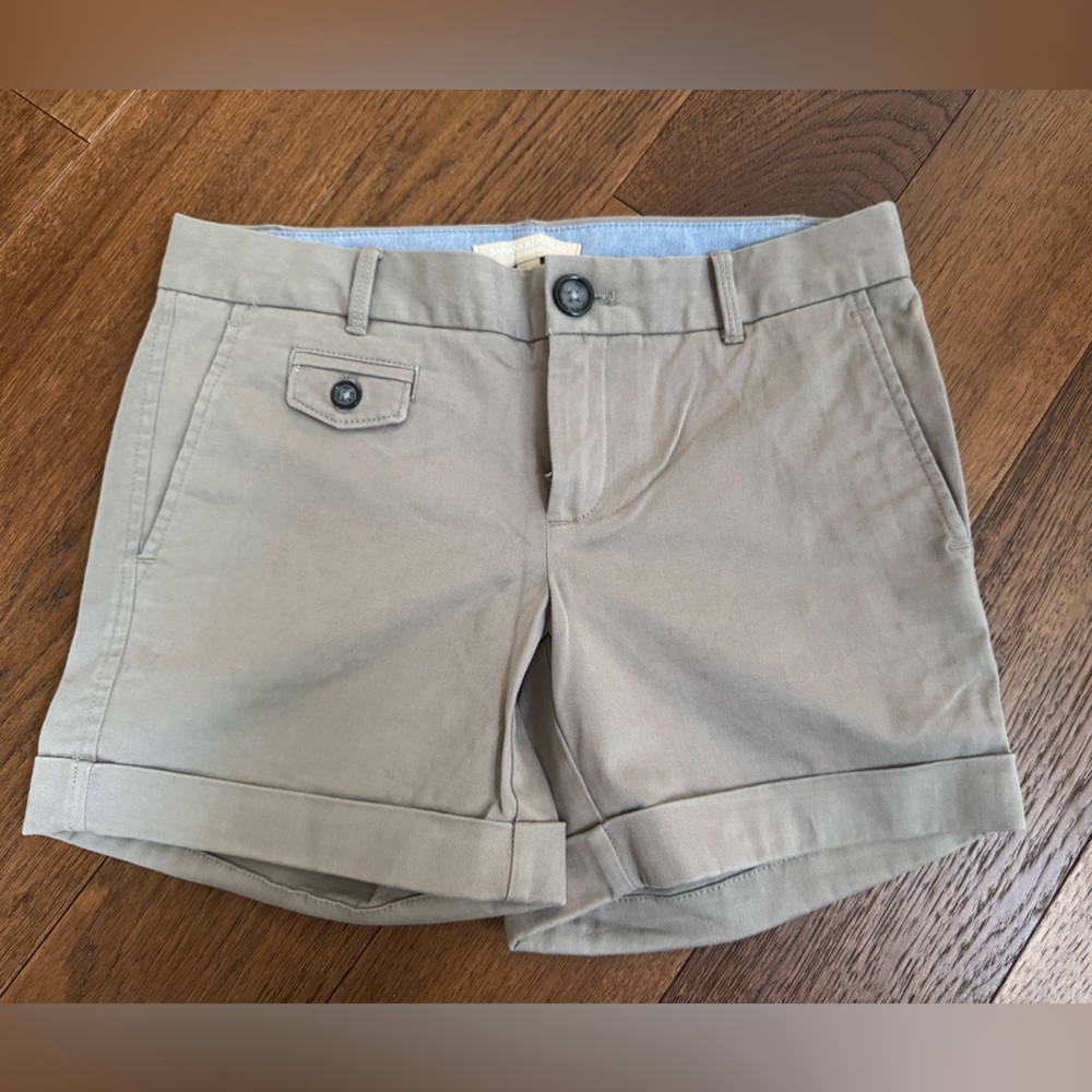 Gently used Banana Republic Roll‑Cuff city chino Shorts in Khaki. Size 0